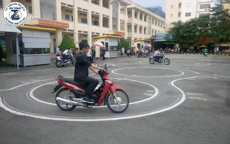 Hạn chế chống chân khi vào cua với bài thi thực hành