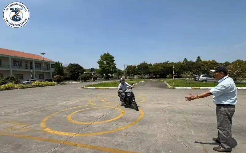Thầy bá tòng trung tâm dạy lái xe bình dương hỗ trợ hoàn thiện hồ sơ bằng a1